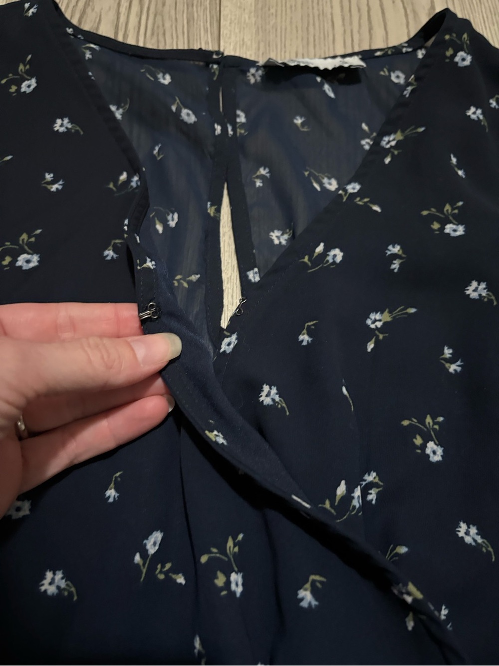 Hollister Navy Blue Floral Romper Size Small - Picture 7 of 10